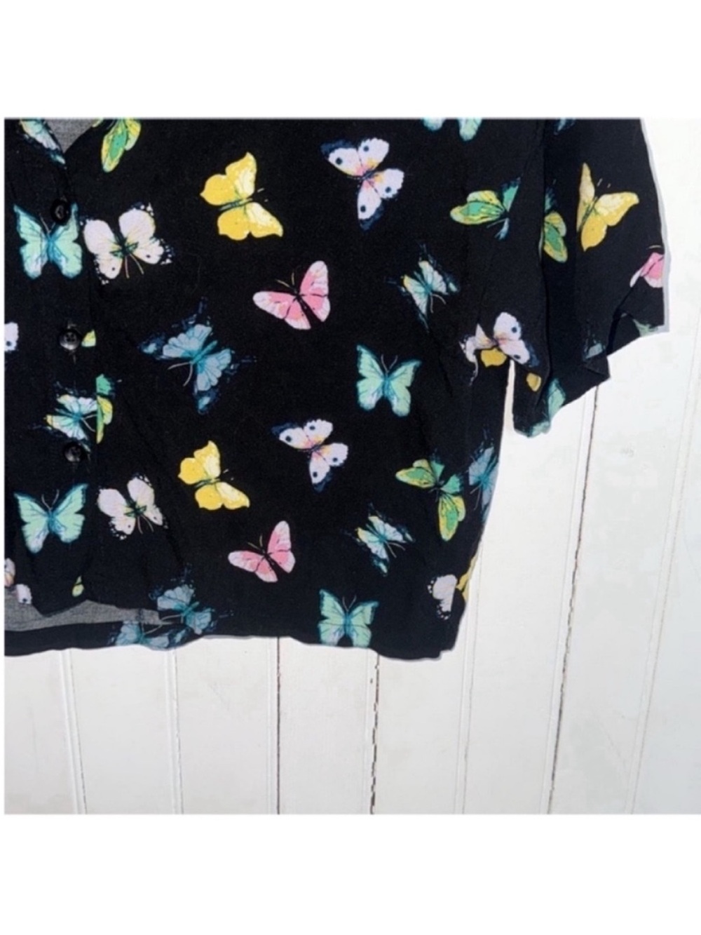 Forever 21 Cropped Button-Up Butterfly Print Top Black Size S - Picture 3 of 6